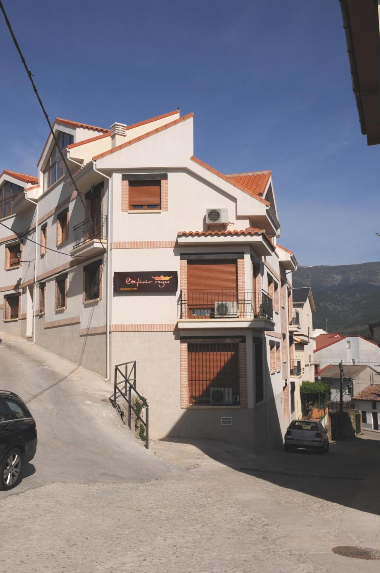Edificio Reyes Apartment La Adrada Exterior photo